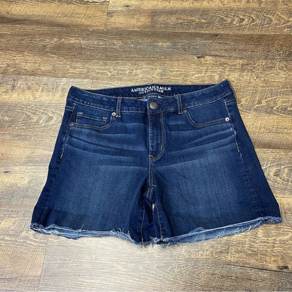 American Eagle Outfitters 360° Super Stretch Midi Roll Cuff Denim Shorts Size 14 - Picture 2 of 8